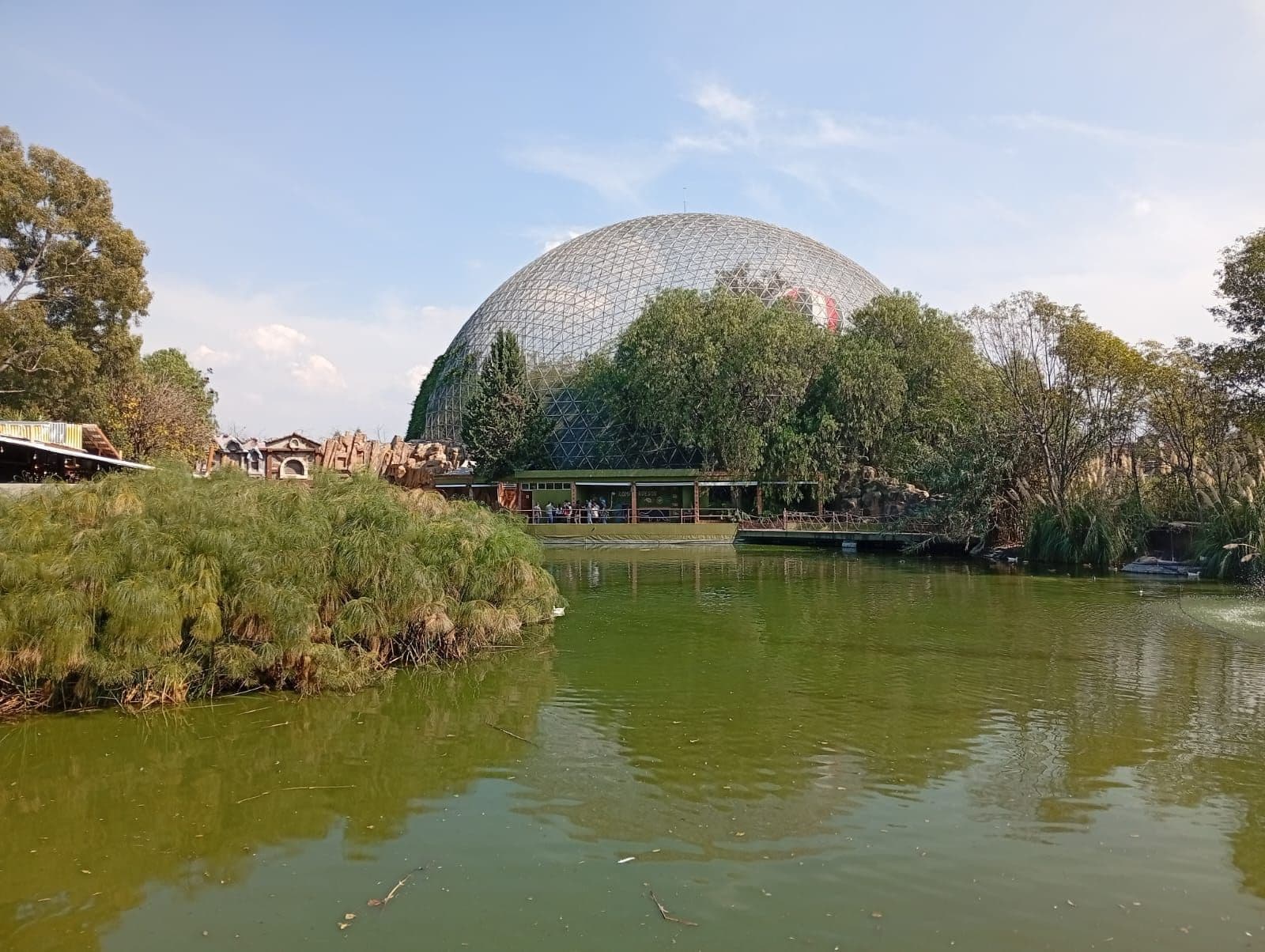 El domo geodésico al otro lado del lago, desde la orilla