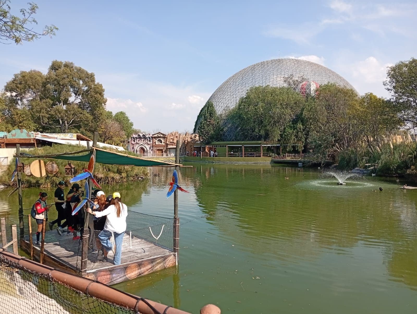 La balsa sobre el lago, con el domo y la fuente al fondo