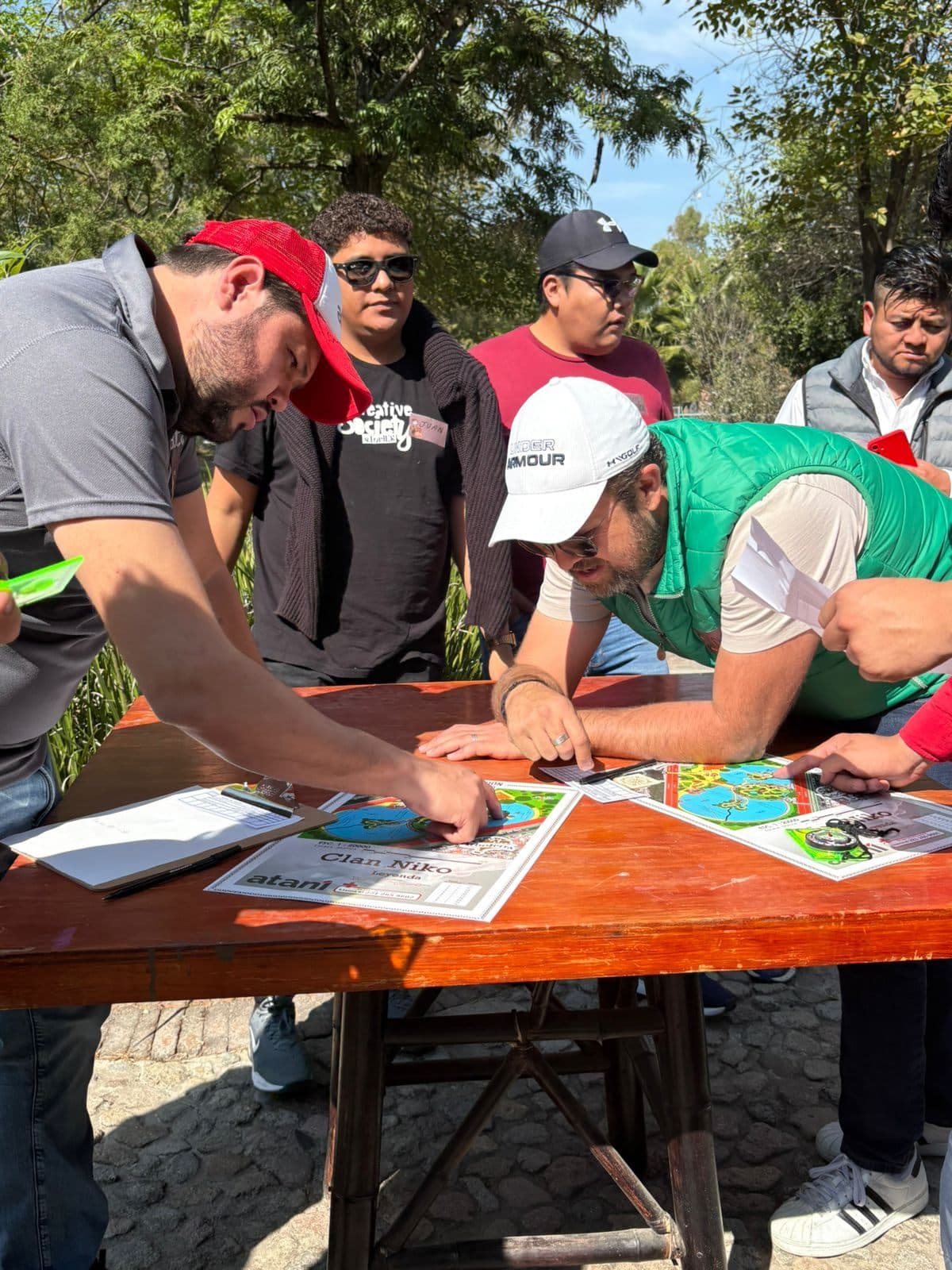 El equipo alrededor del mapa, decidiendo la ruta