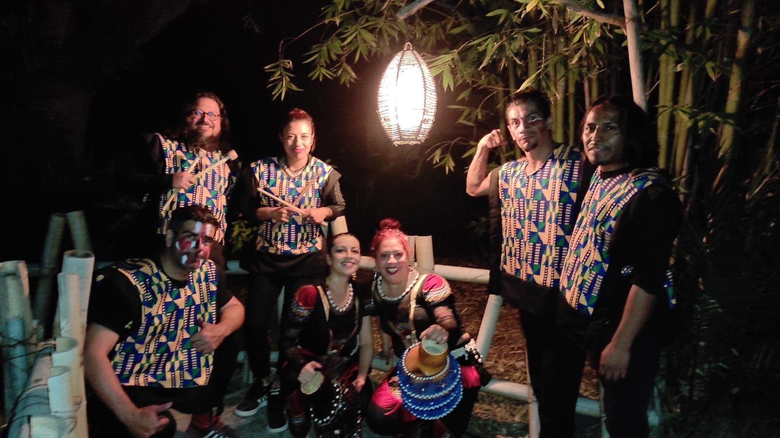 El ensamble completo con sus tambores, entre los bambúes
