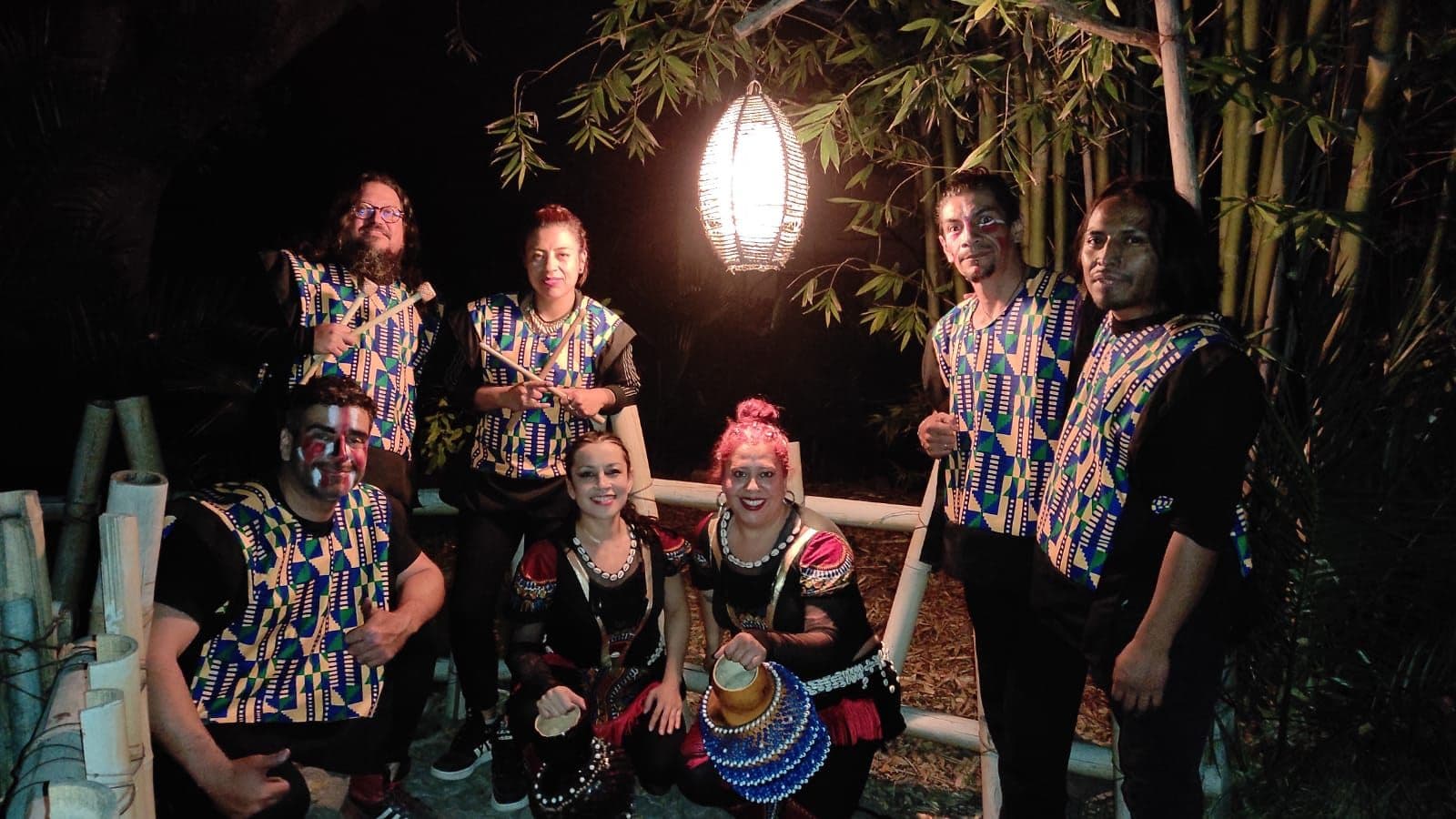 El grupo listo para entrar, con el vestuario de la presentación
