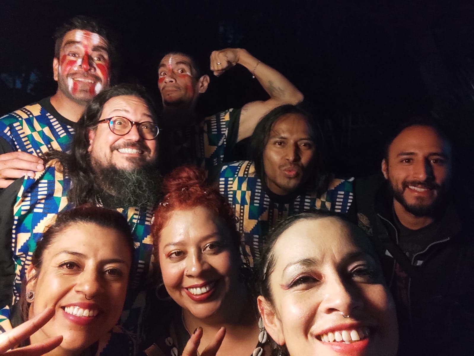 Los músicos y sus tambores, ya de noche