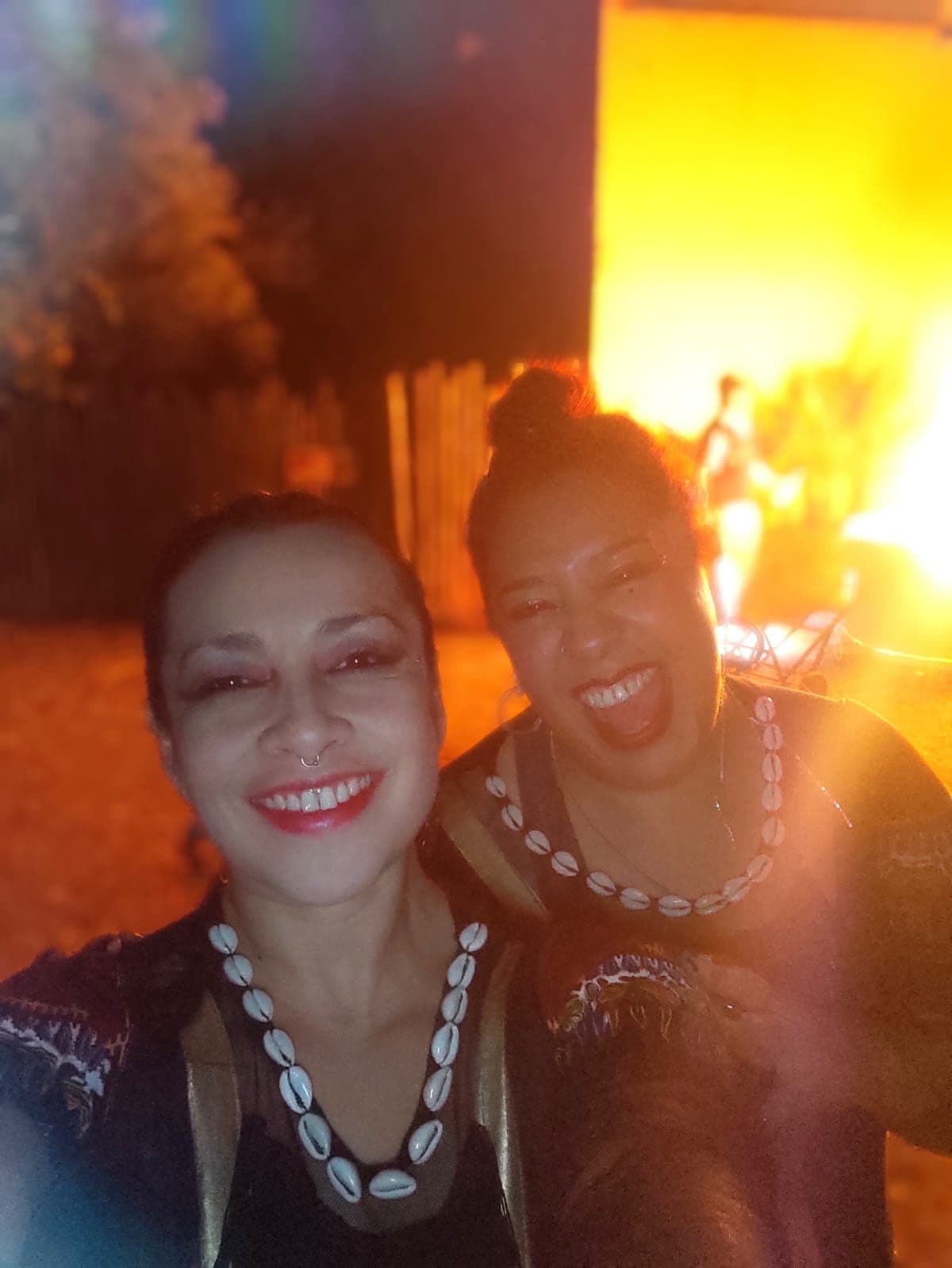 Con el fuego encendido detrás