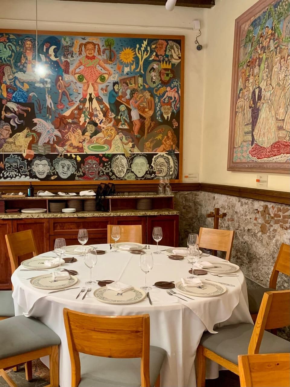 La mesa puesta bajo el mural, servida en talavera