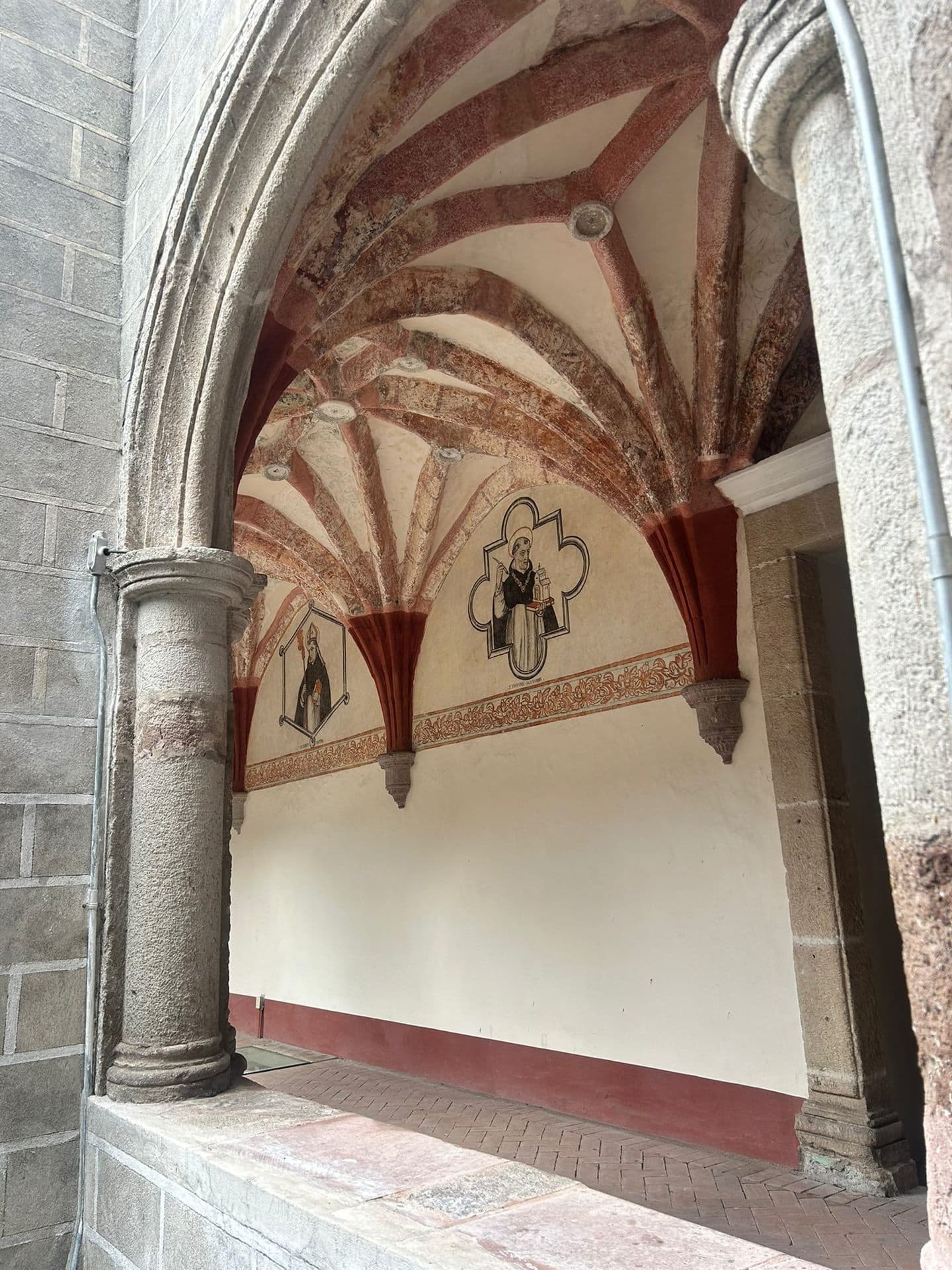 La bóveda y las columnas del claustro