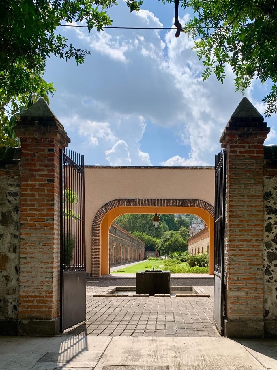 El arco de ladrillo que abre al patio