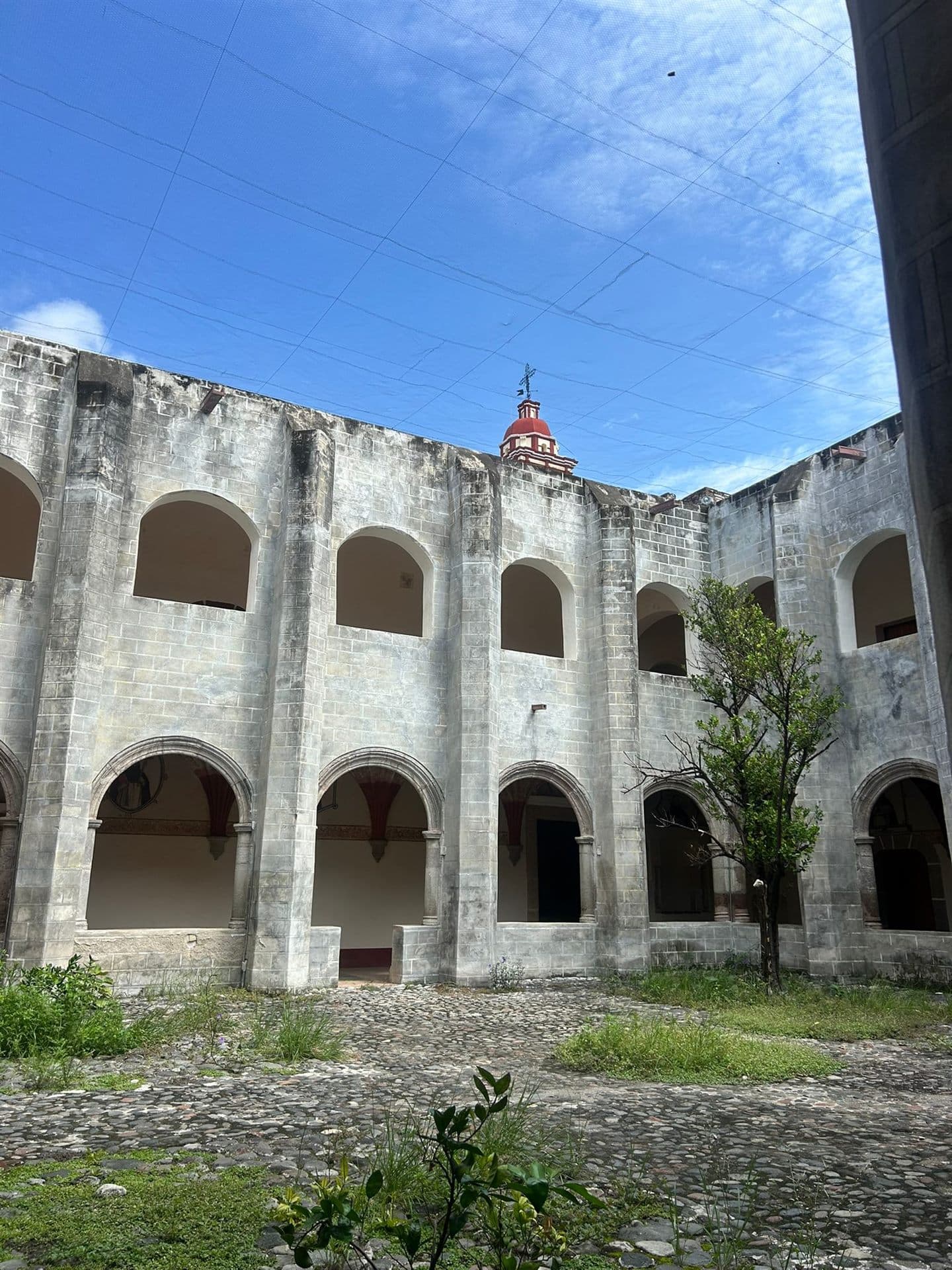 El claustro desde el otro extremo