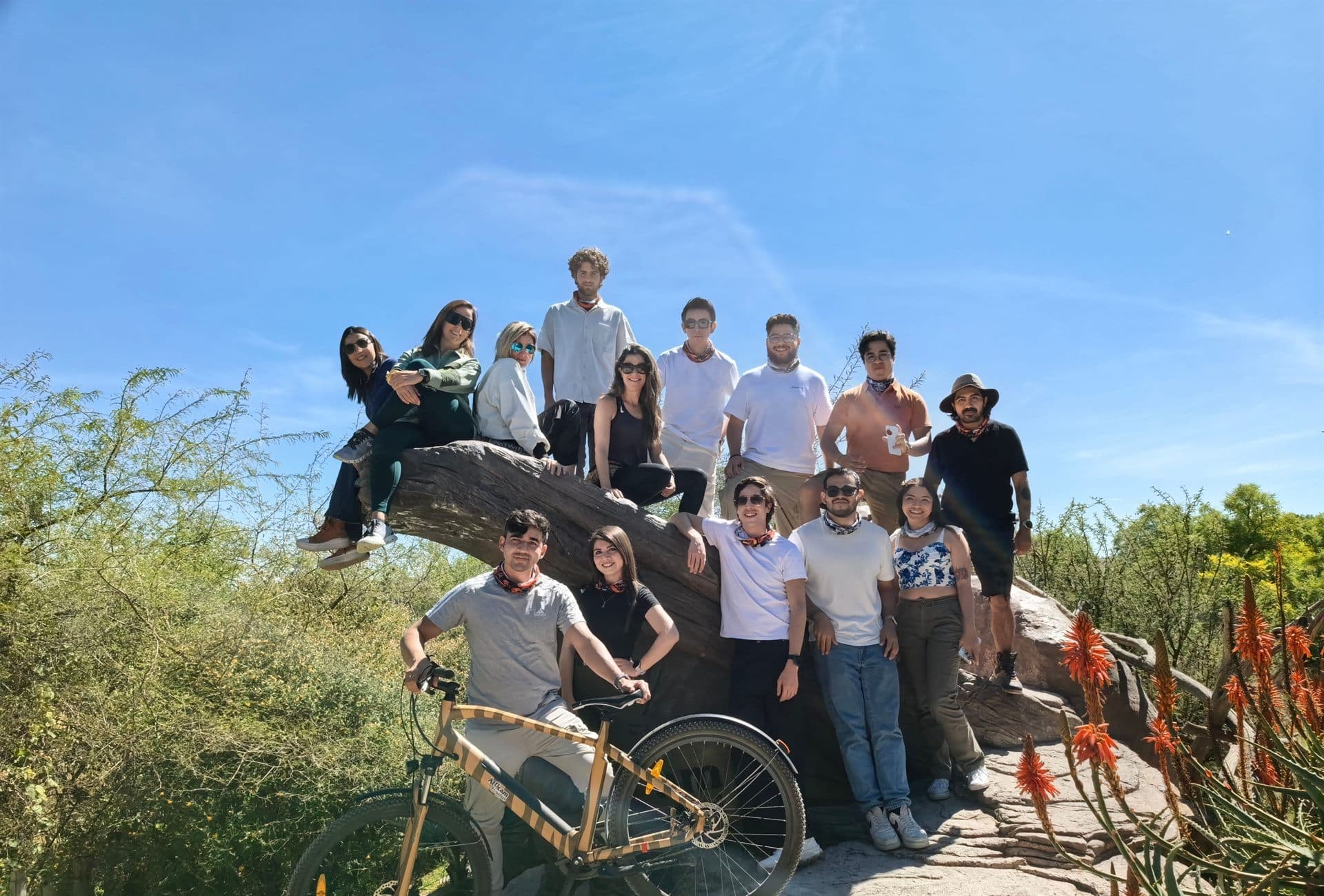 La foto del equipo al cierre, sobre las rocas