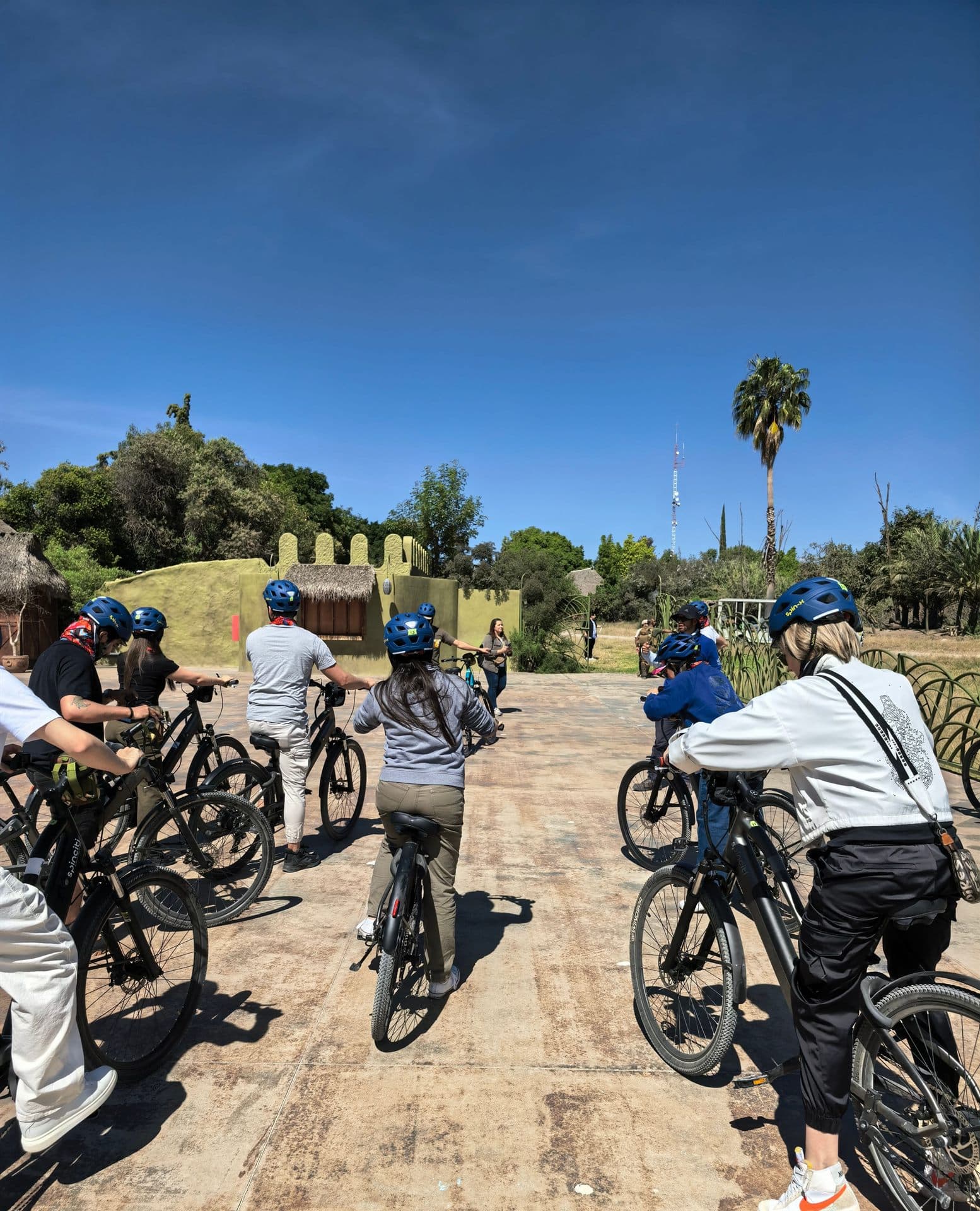 El grupo saliendo en bici, uno detrás de otro