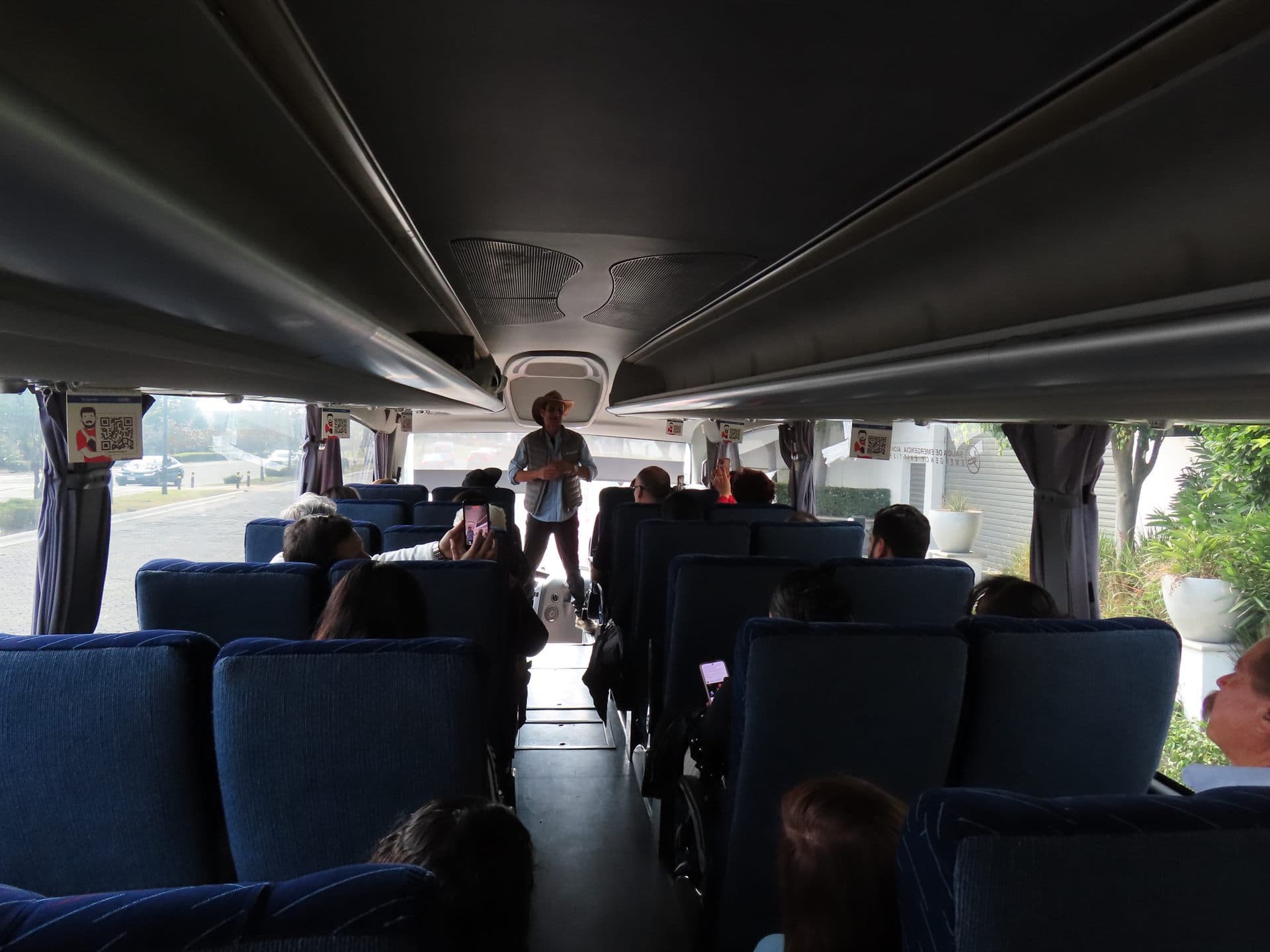 El pasillo del autobús, con sus asientos reclinables