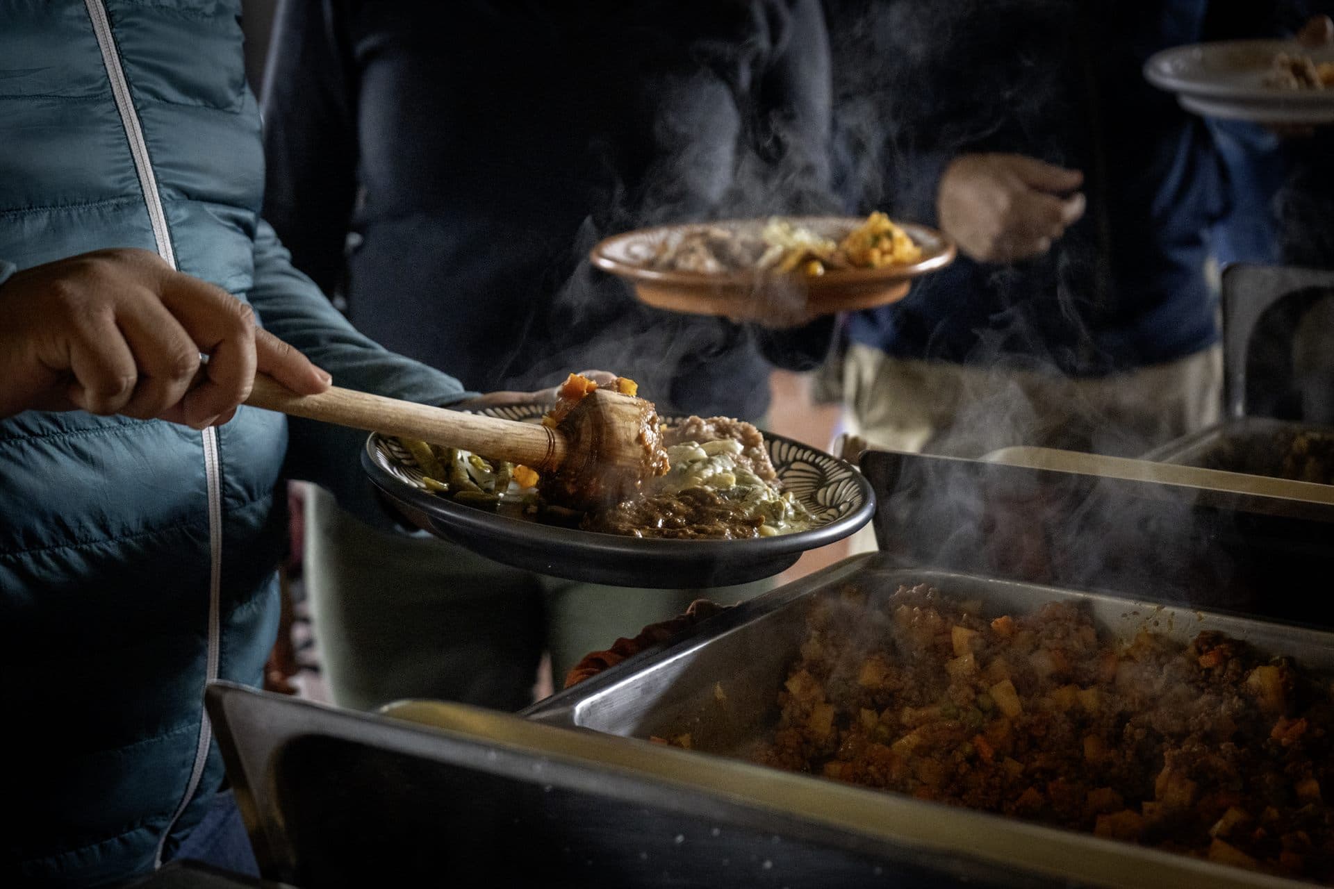 El buffet servido, con las cazuelas humeando y el equipo sirviéndose