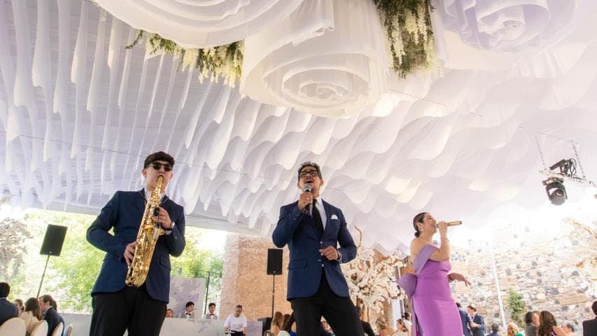 Voz y saxofón en el centro de la pista, bajo el techo de rosas de papel del salón