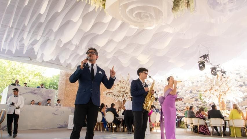 El dúo cantando frente a las mesas, ya empezada la fiesta