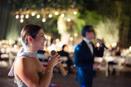 Tere con el micrófono durante una fiesta de noche