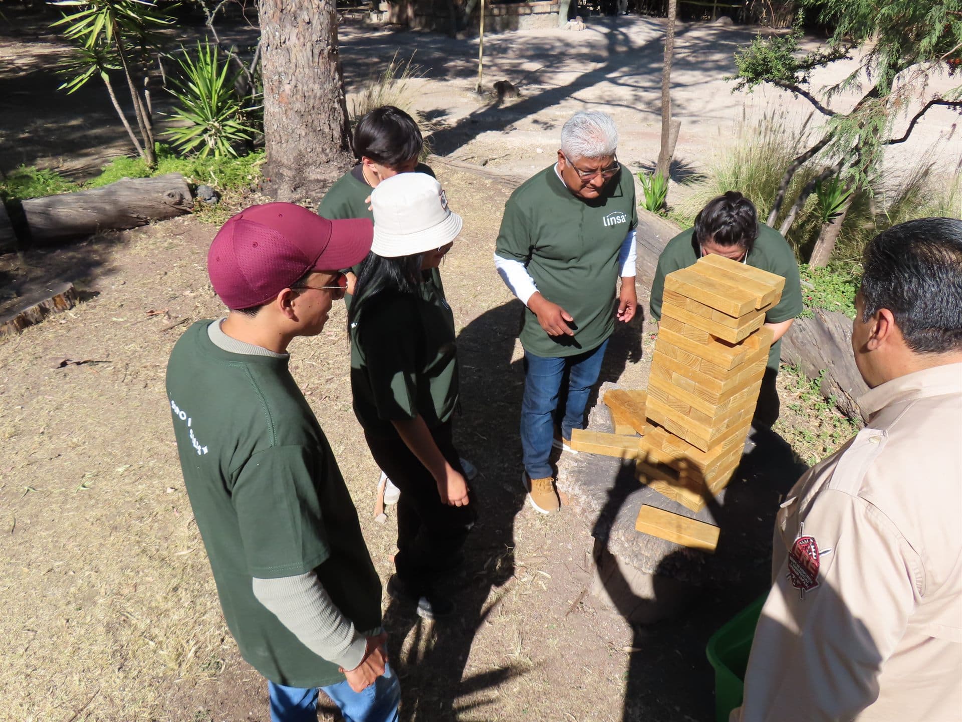 El Jenga gigante, una de las bases de Haciendo Tribu