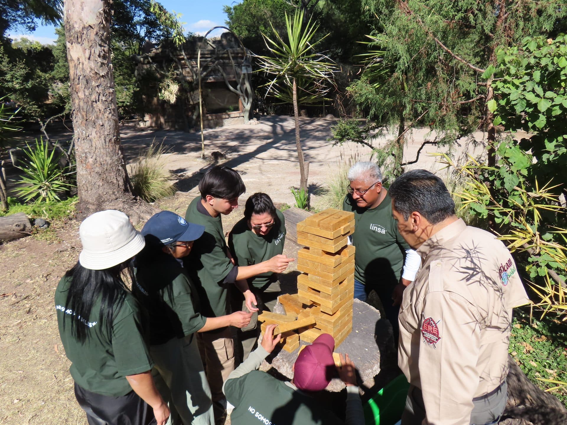 El equipo alrededor del Jenga gigante, midiendo la pieza