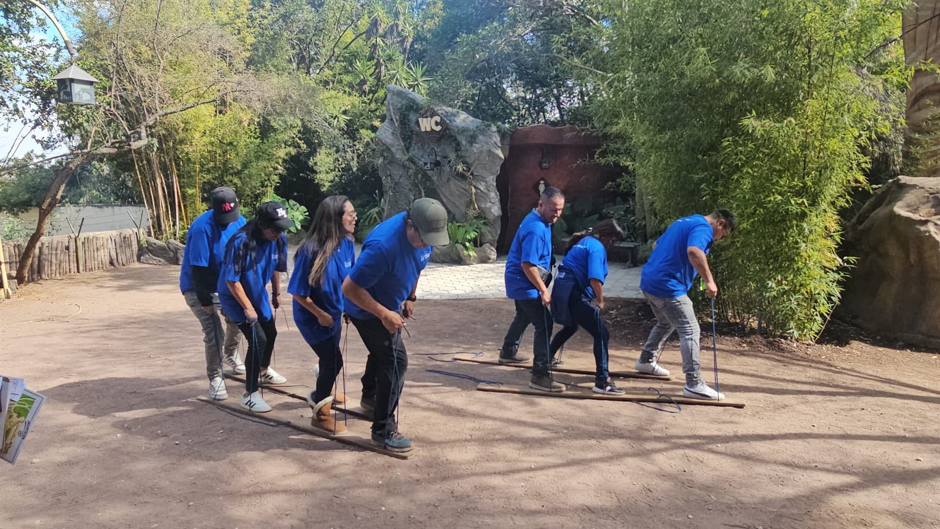El equipo avanzando en cadena por el sendero