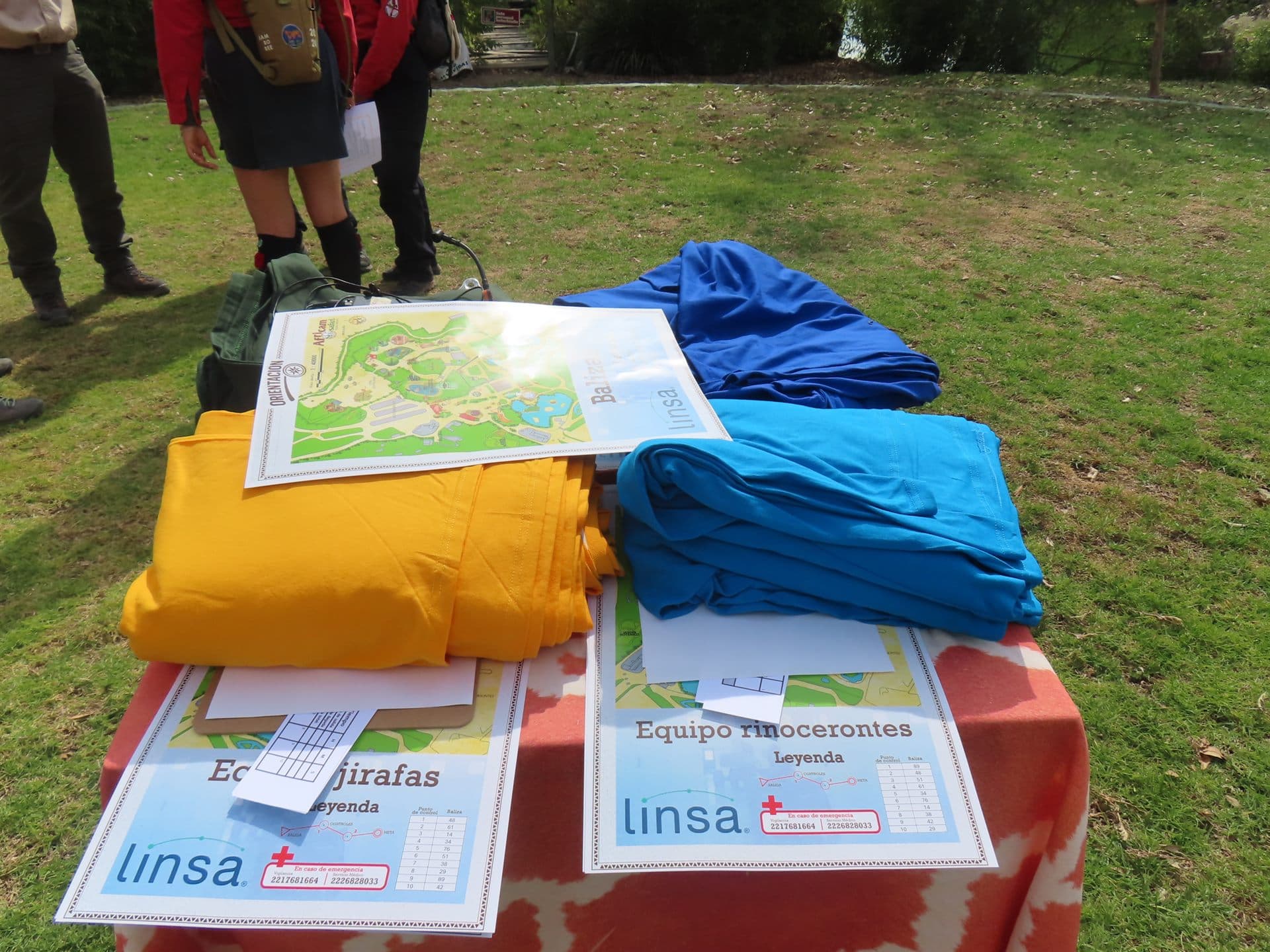Todo el material listo antes de repartirse: mapas, playeras y tarjetas