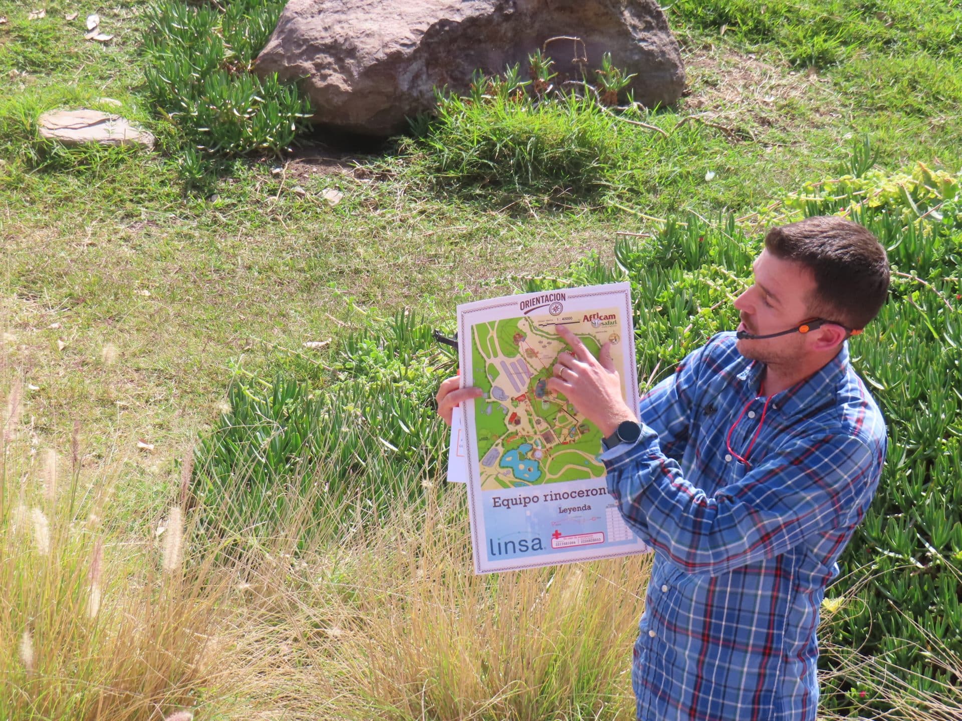 El facilitador levantando el mapa para explicar el recorrido