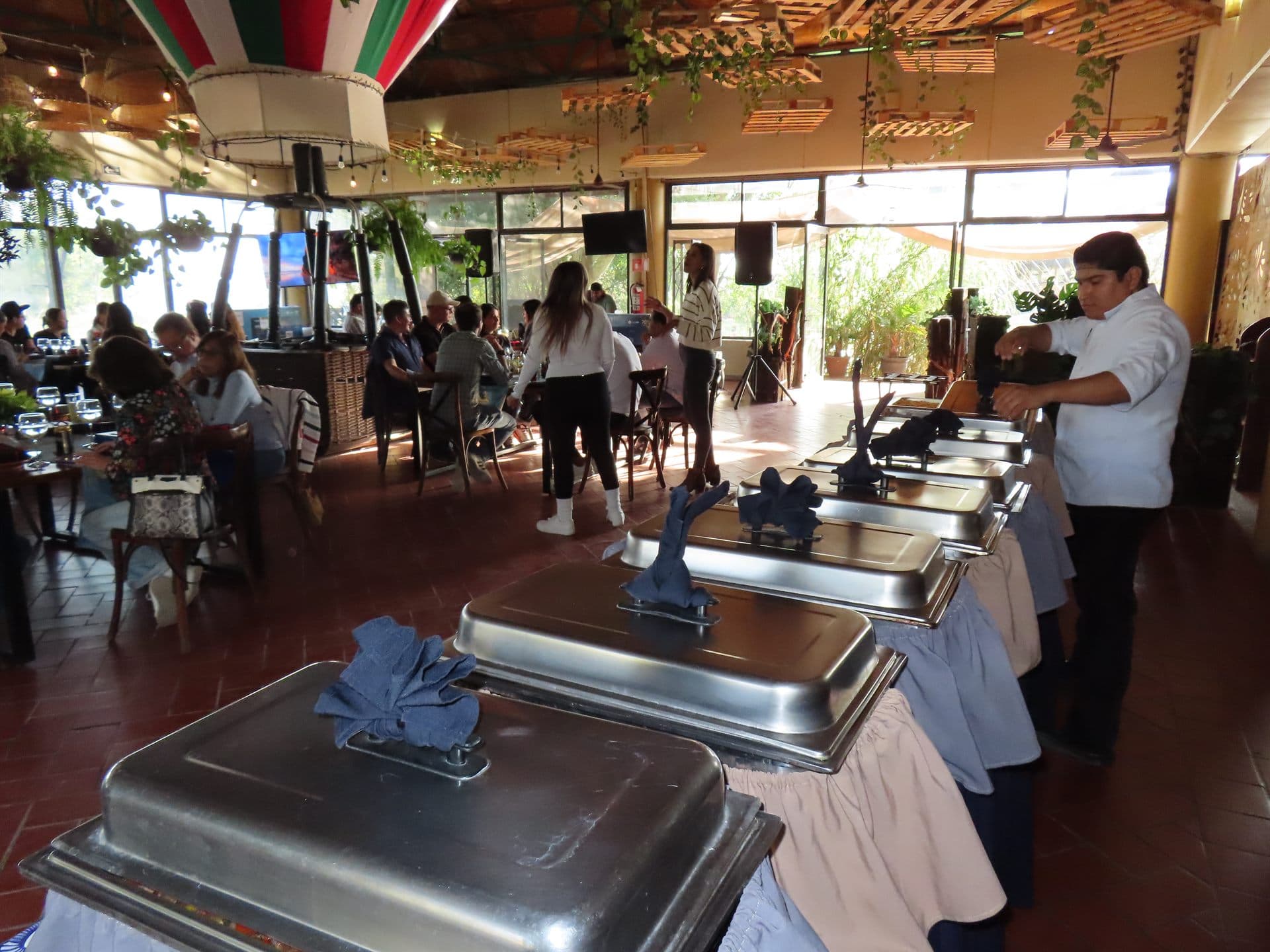 La línea del buffet, servida por el equipo de cocina