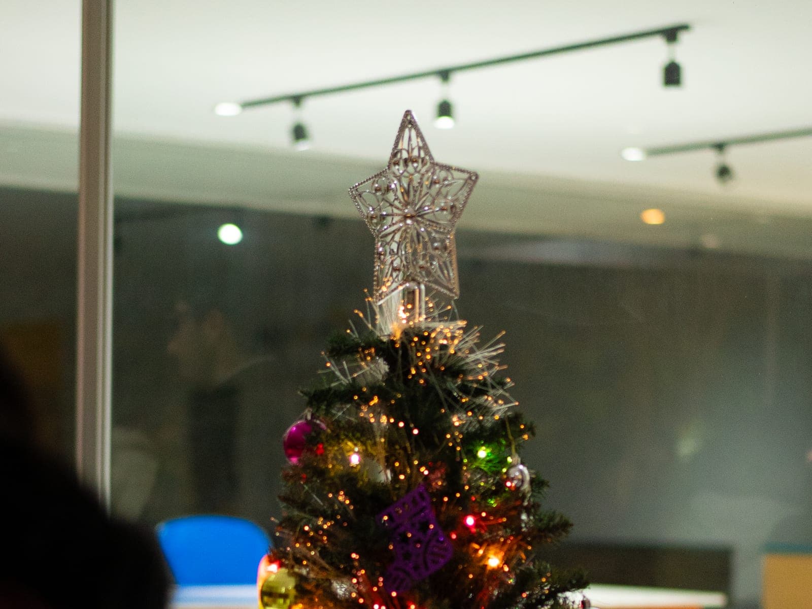 El árbol de Navidad dentro del coworking