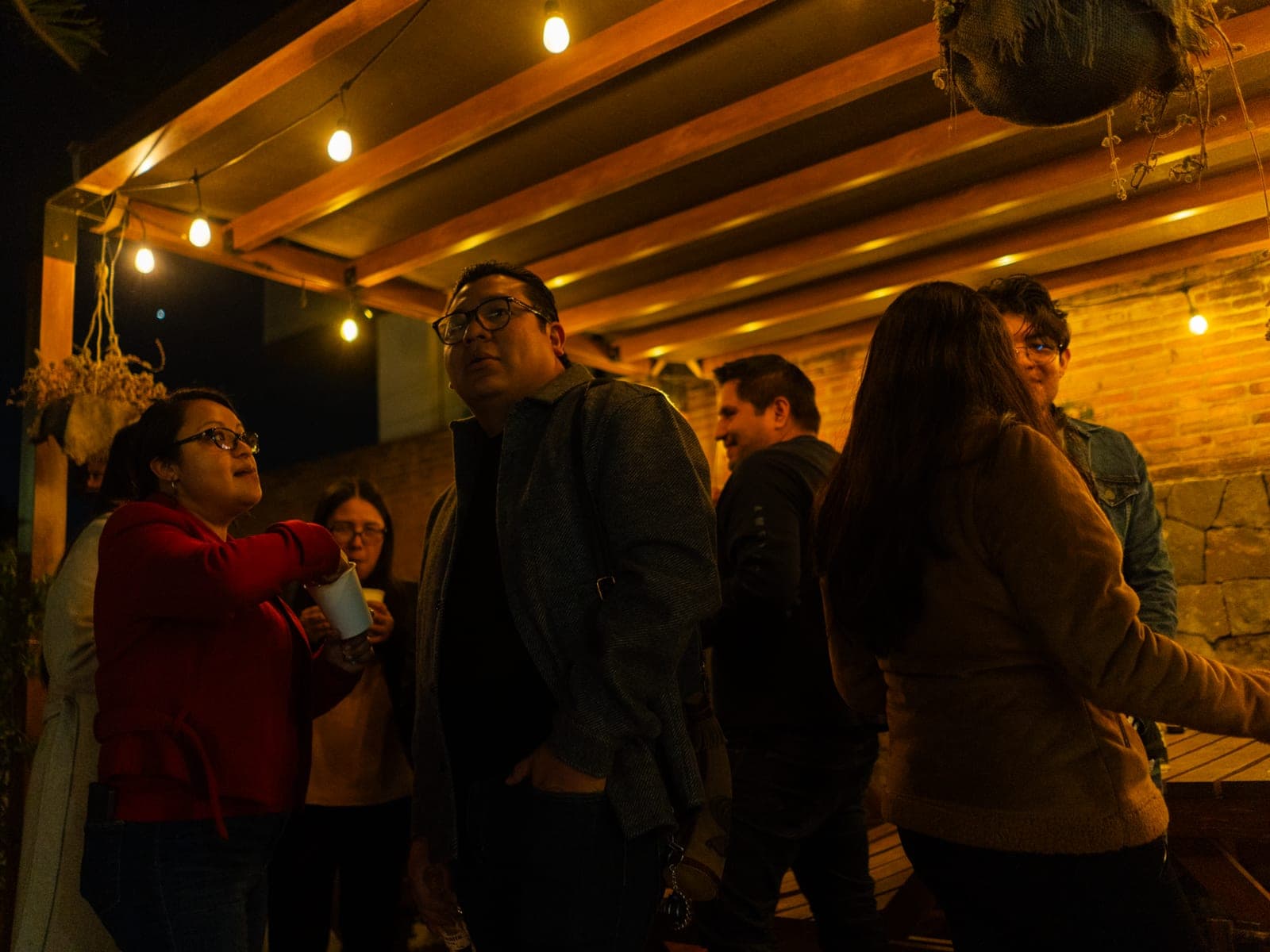 El equipo conviviendo bajo las luces de la terraza