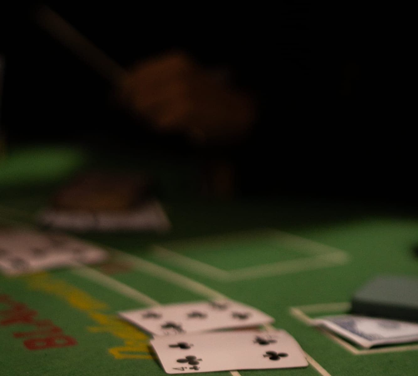 Éxitos de fin de año. Las cartas repartidas sobre la mesa de casino