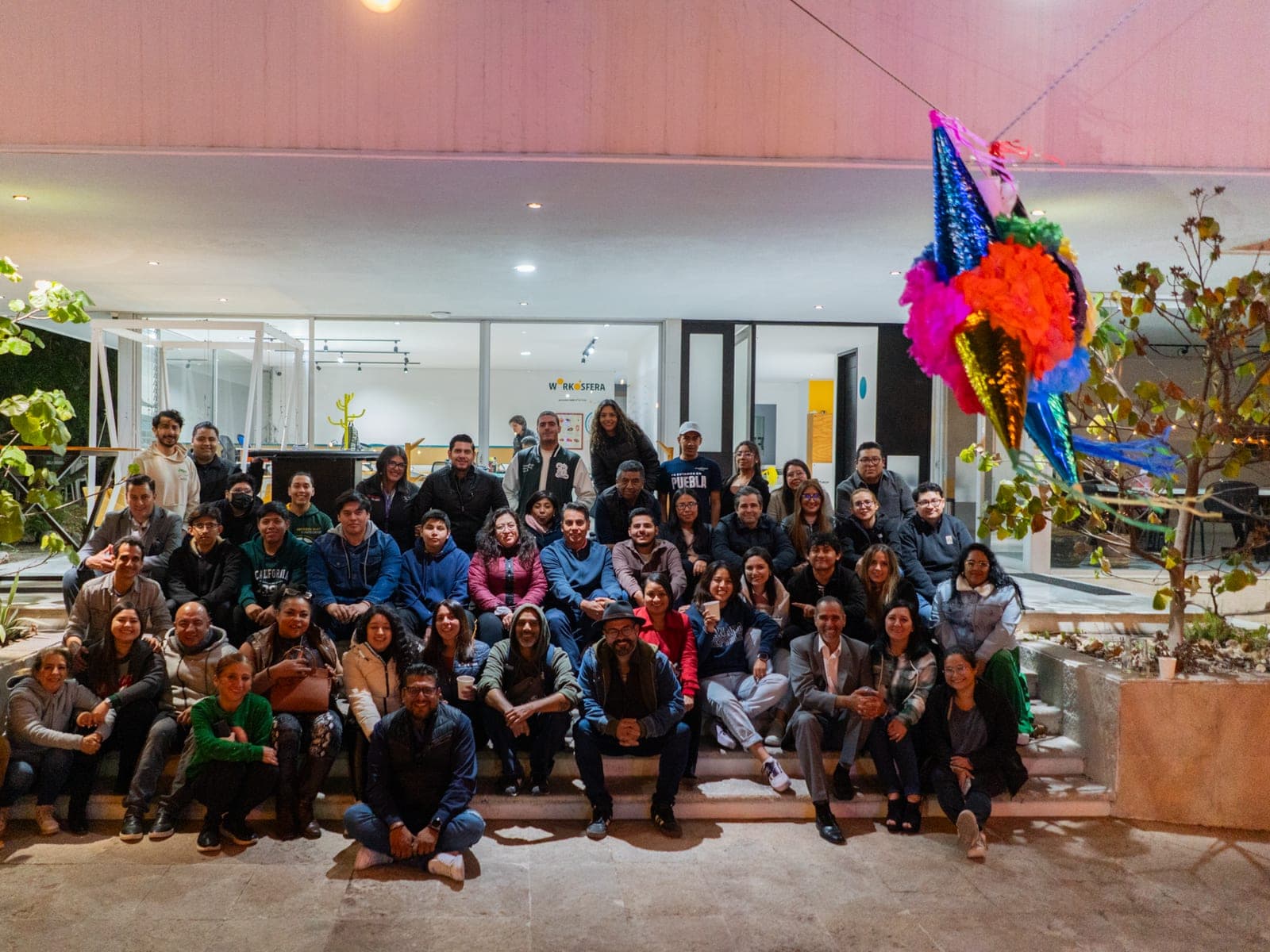 La foto de grupo al cierre, con la piñata todavía colgada