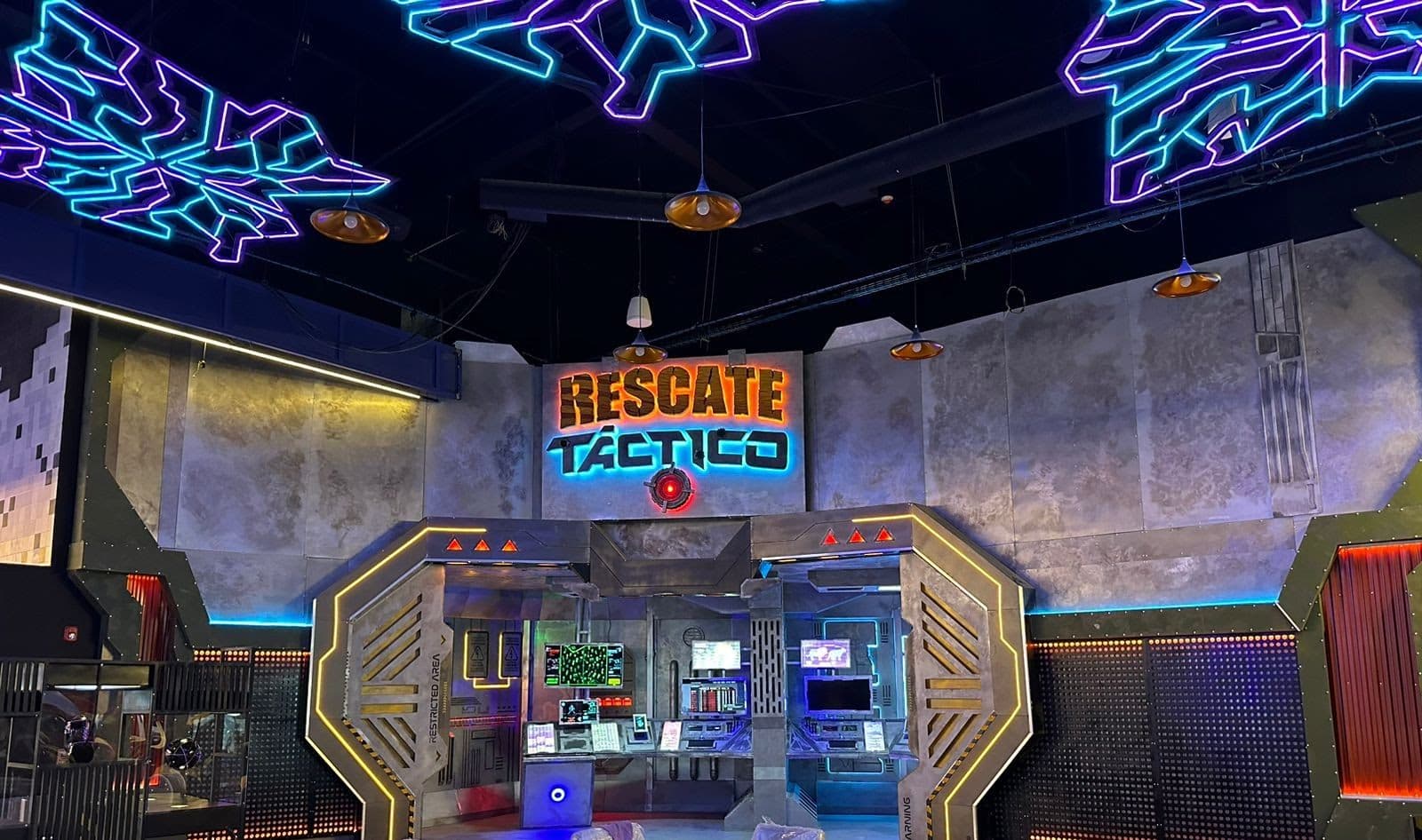 La sala de arcade, con el neón del techo encendido