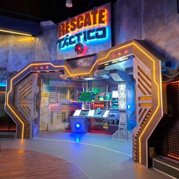 El portón de Rescate Táctico, con su letrero de neón
