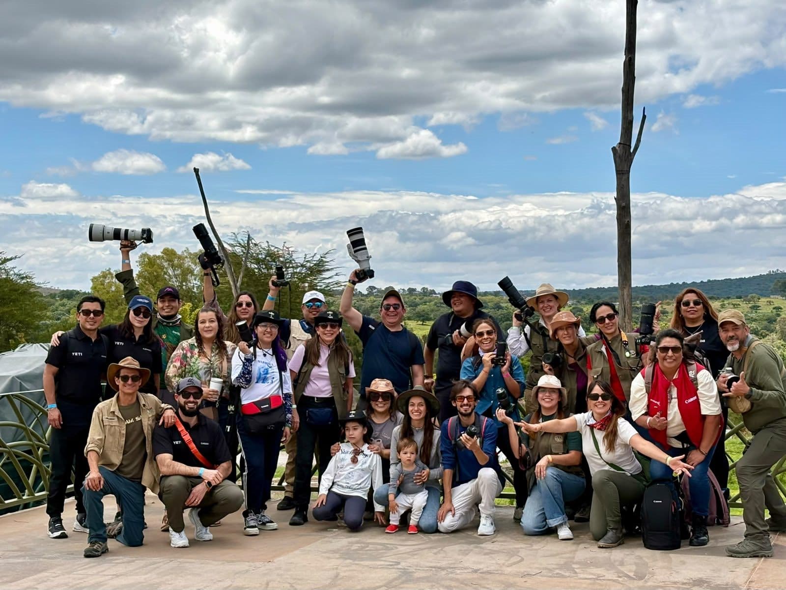 El grupo de la primera edición con los teleobjetivos en alto