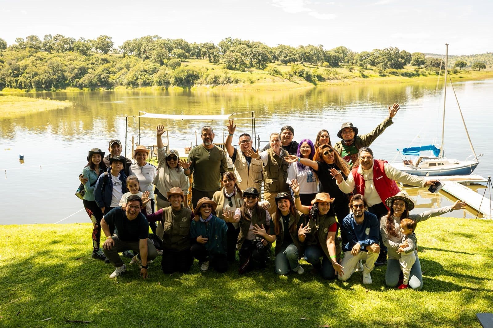 El grupo completo de la primera edición junto al lago, en el campamento de Boscata