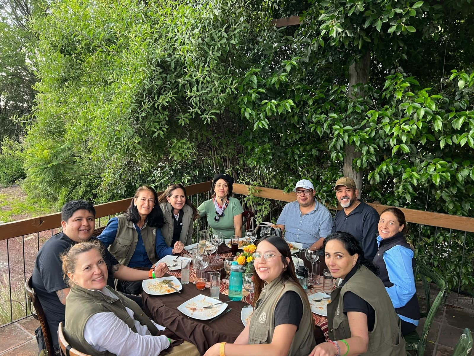 Comida del grupo al aire libre, parte del convivio de la salida