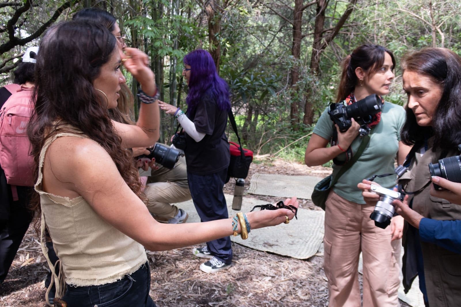 Participantes con sus cámaras en la zona arbolada del parque