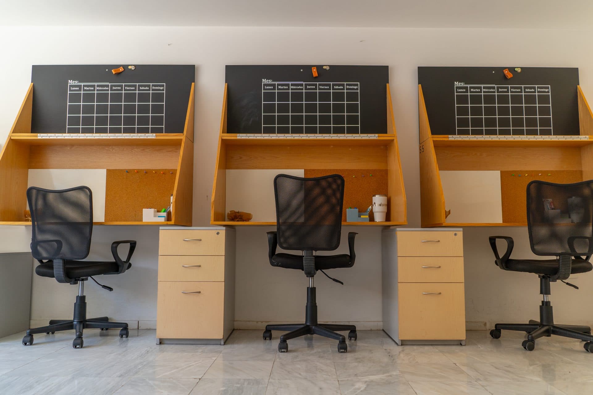 Los escritorios privados del coworking, con sus paneles