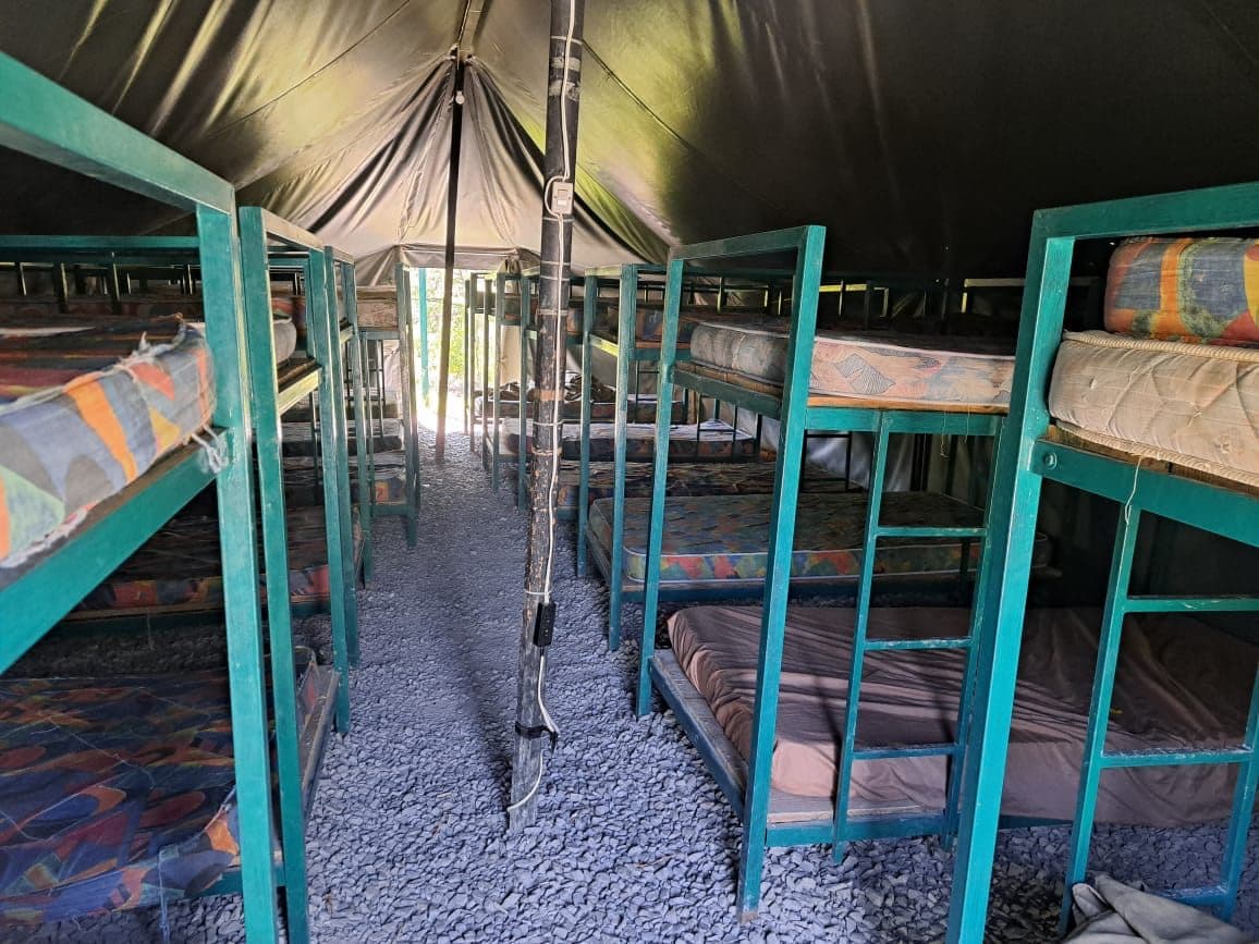 Cama en cabaña, Campamento Watusi Watoto