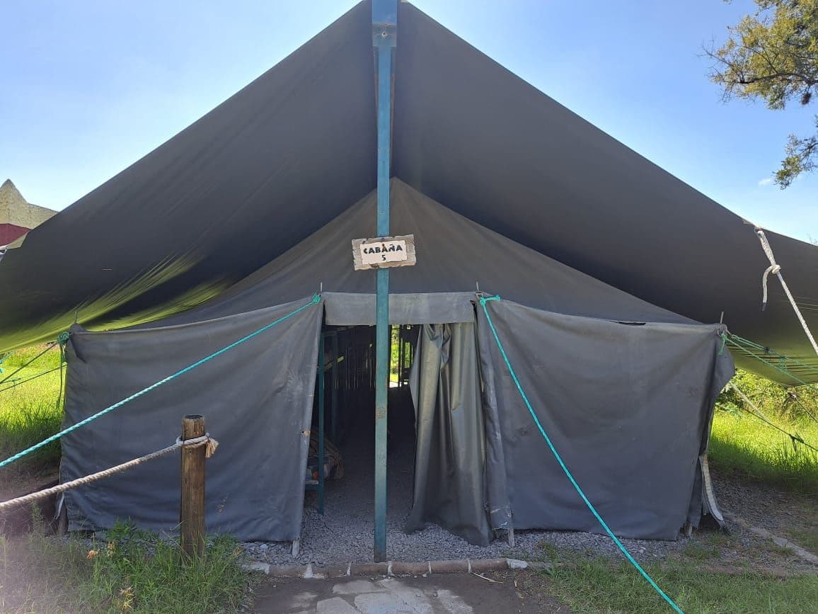 Cama en cabaña, Campamento Watusi Watoto