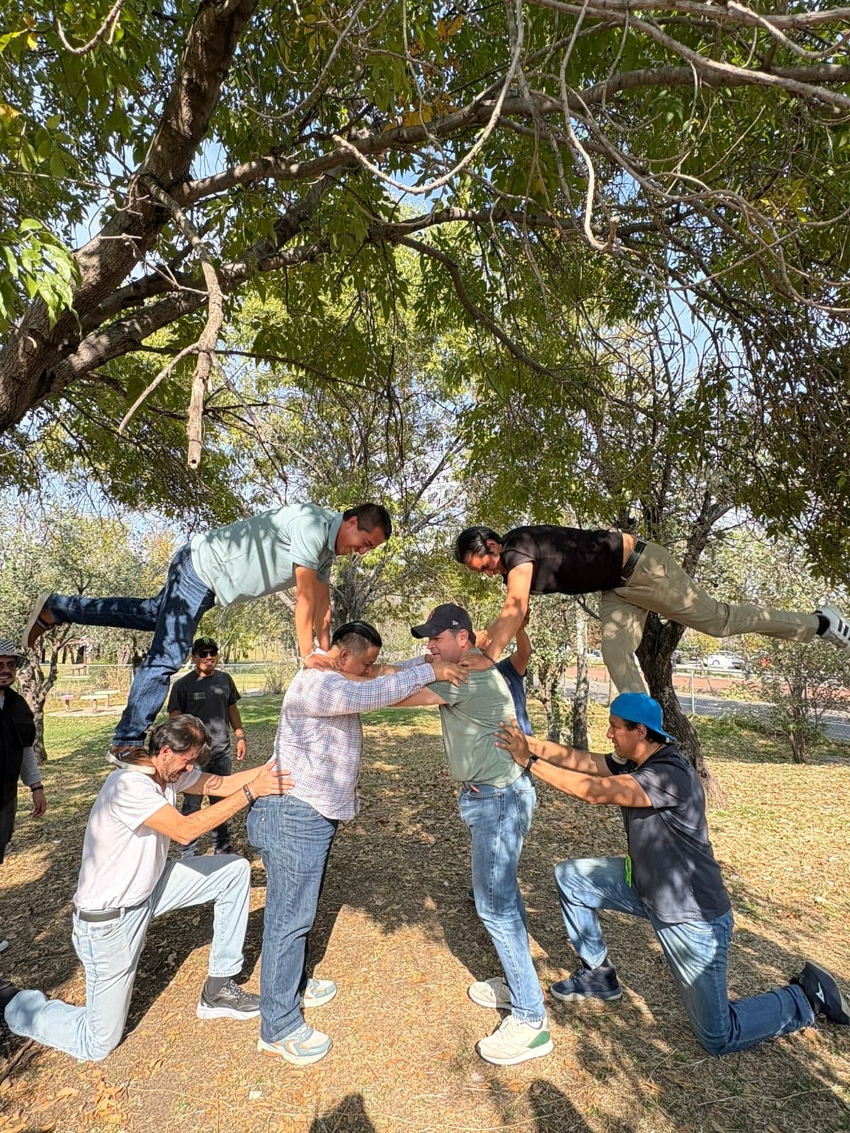 La dinámica de confianza, con el equipo sosteniendo a uno