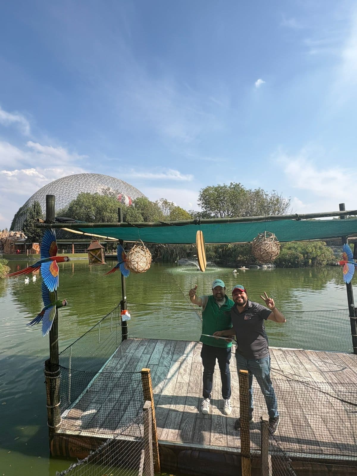 El festejo en el muelle, con el domo detrás