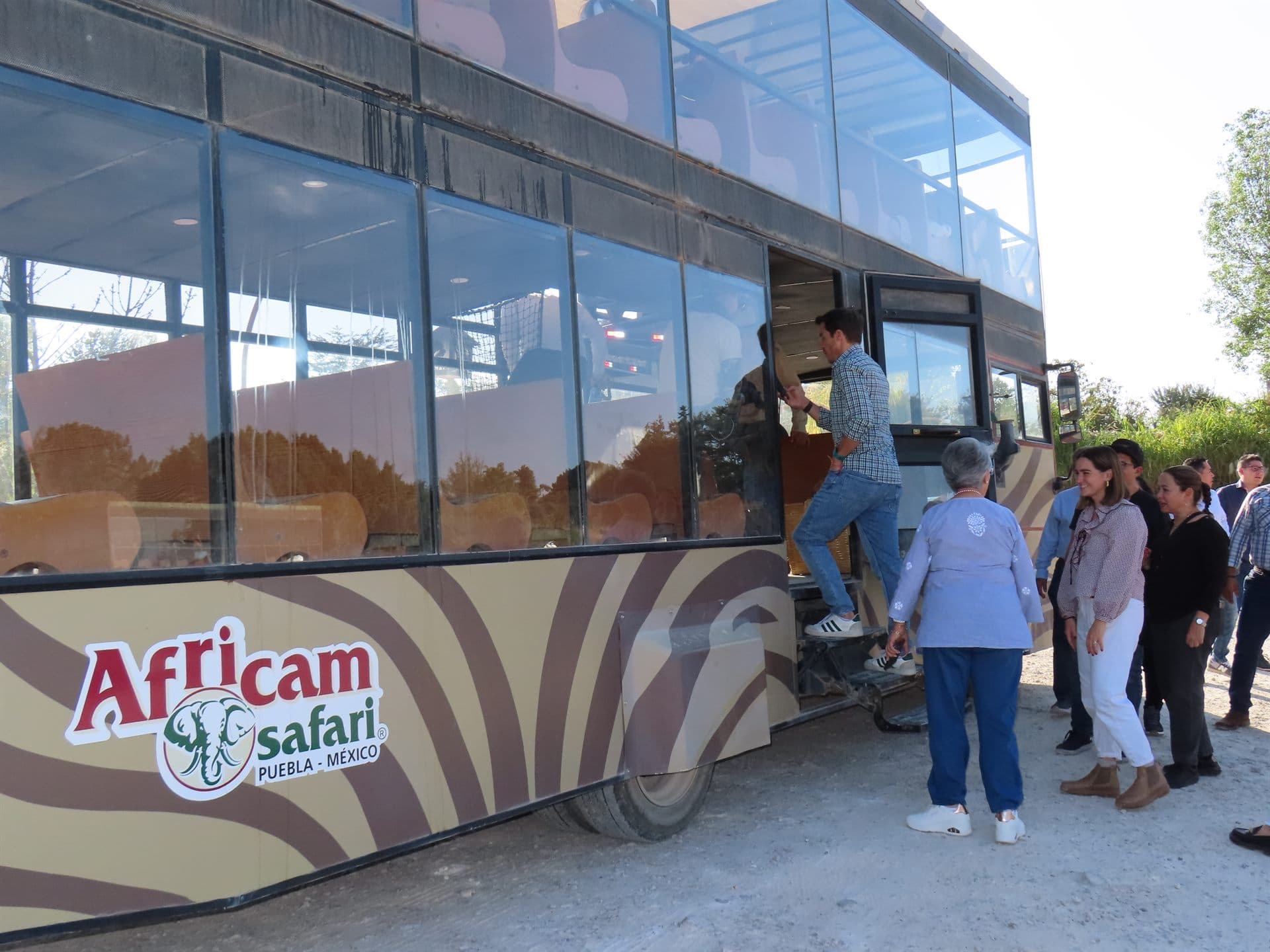 El grupo abordando el autobús
