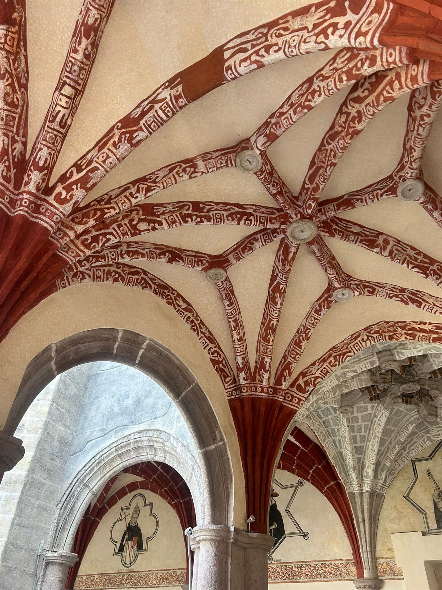La bóveda de cerca, con su decoración pintada