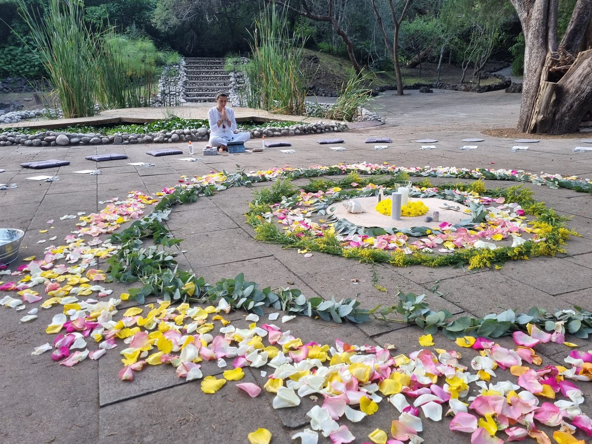 El mandala de pétalos tendido en el patio, al caer la tarde