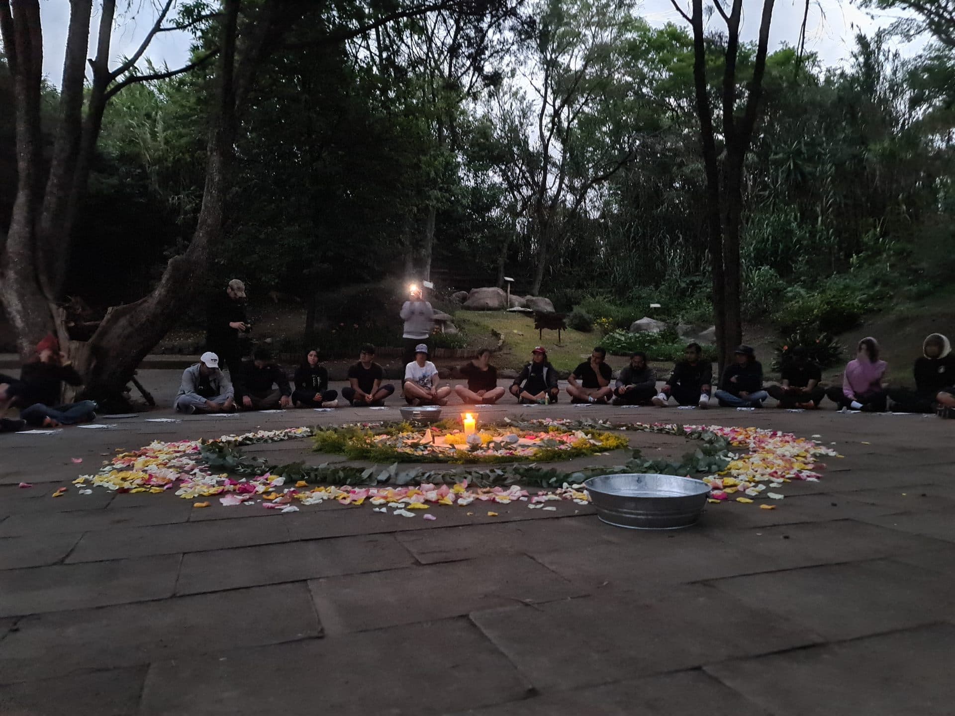 El círculo de noche, con las velas encendidas en el centro