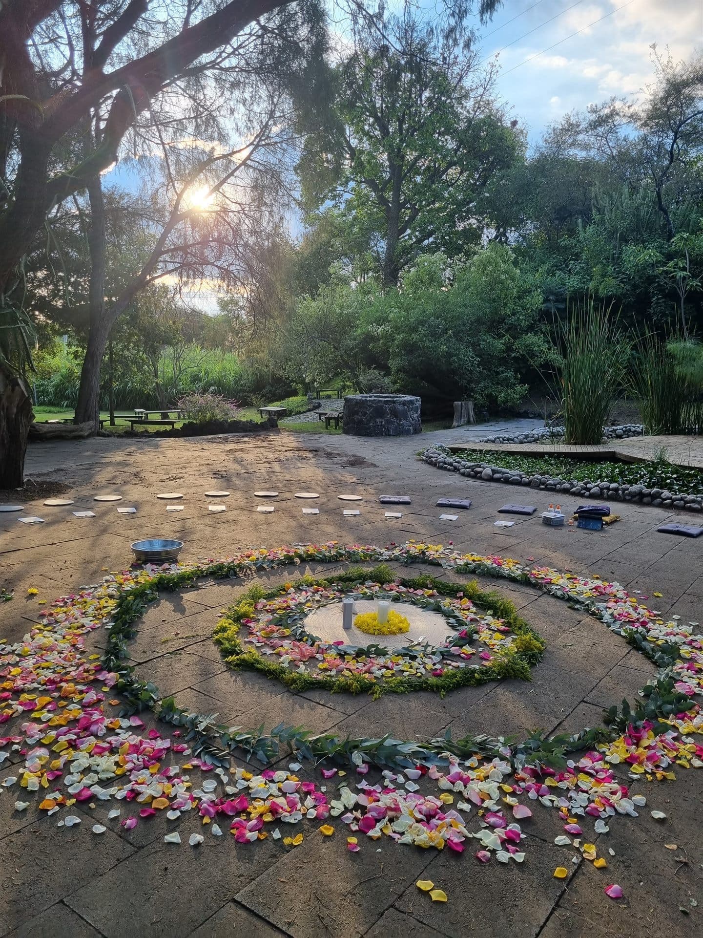 El mandala de cerca, con la vela al centro y la luz de las seis