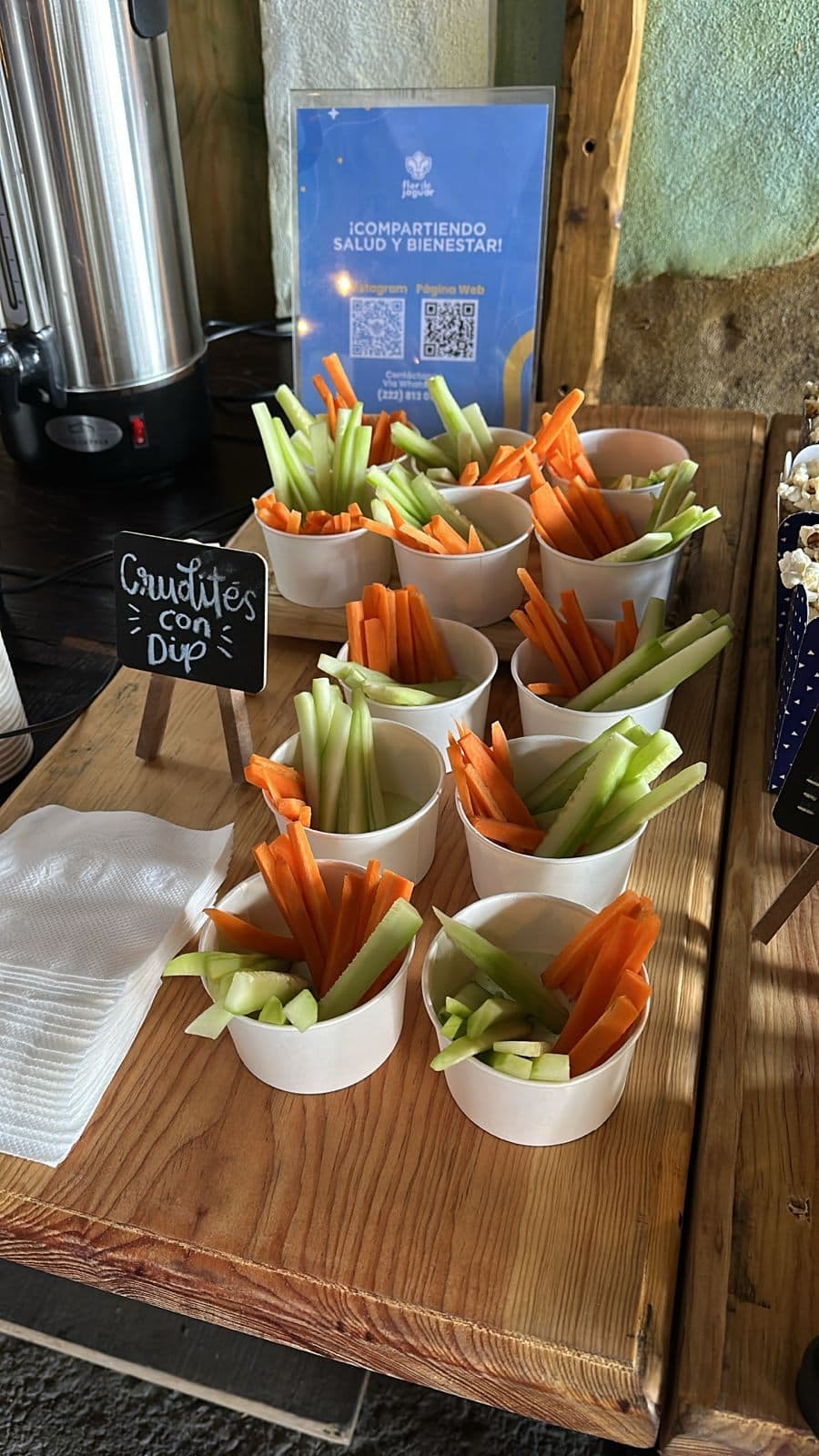 Los vasos de crudités con dip, junto a la barra de café