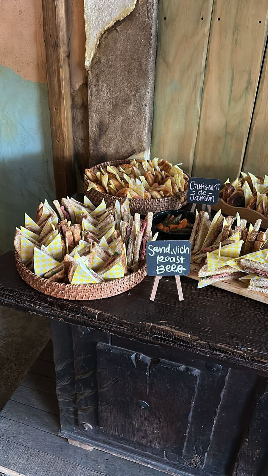 La charola de sándwiches, con su pizarrón