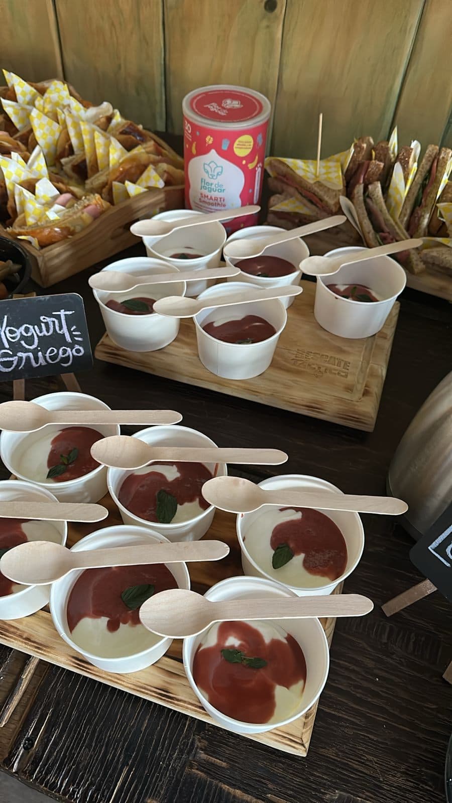 Los vasos de yogurt con granola y fruta