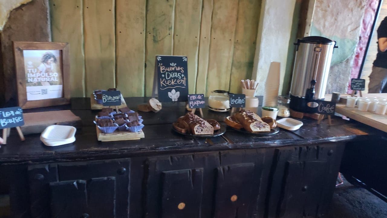 La barra de coffee break montada, con el pizarrón y el termo