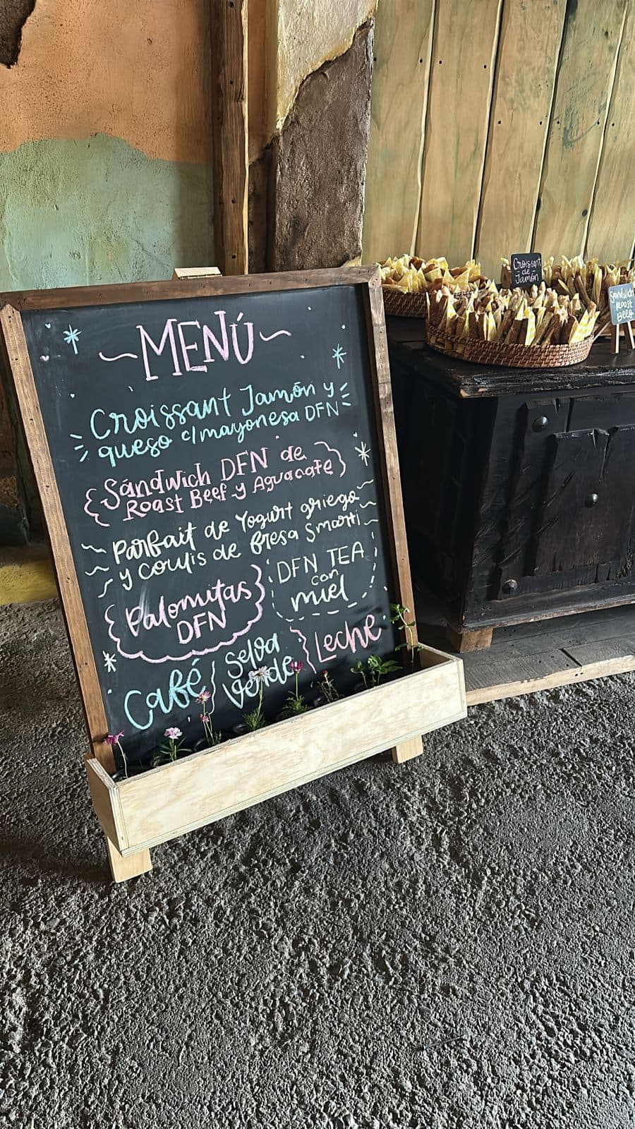 El pizarrón con el menú del día, escrito a mano