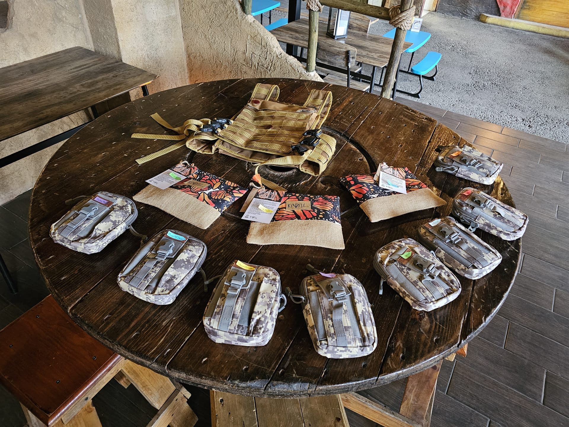 Los kits armados sobre la mesa, junto a los chalecos